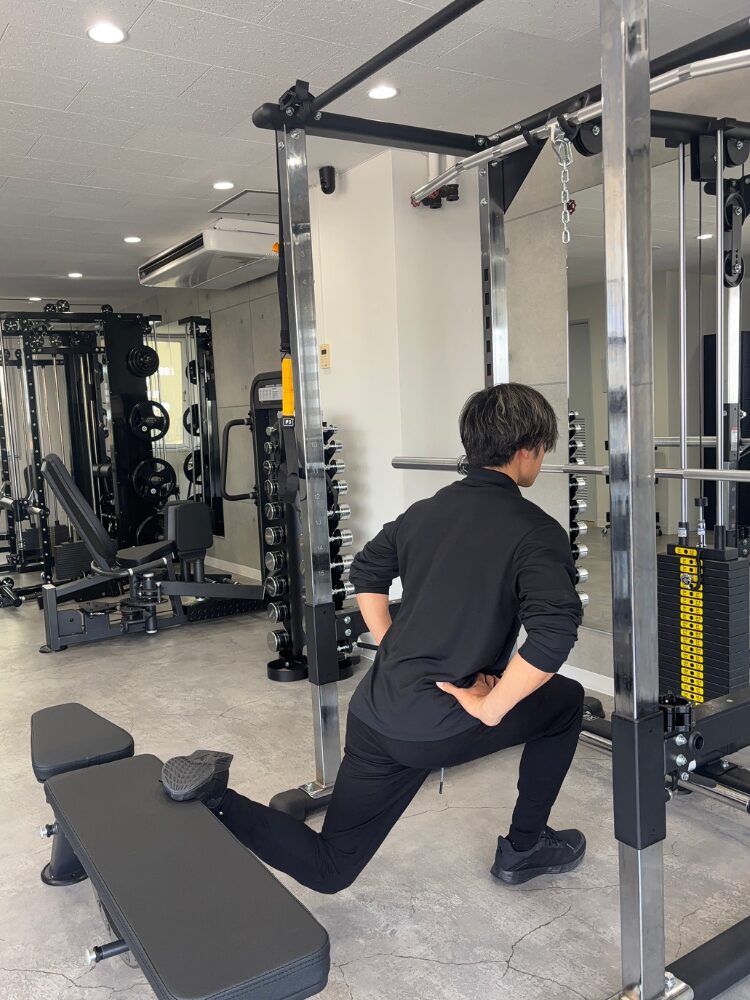 トレーナーが脚トレをしている画像