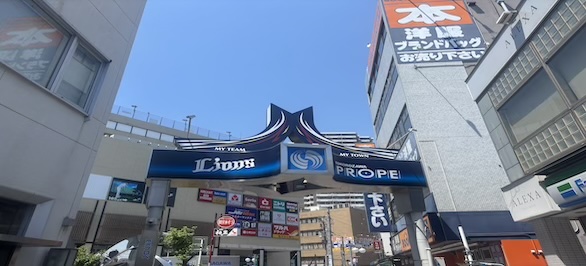 プロぺ通りを抜けると、車通りのある大きめの道路に出ます。ここで右に曲がり、県道337号方面へ進みます。

