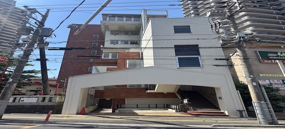 「オリーブ」を過ぎて少し進むと、進行方向の左手側に「プラザ所沢御幸町があります。到着しましたら、建物内左側階段を降りてまっすぐ進むと、エレベーターがございますので、6階までお上がりください。6階がTHE PERSONAL GYM 所沢店です。