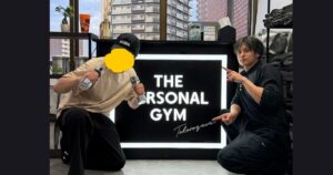 トレーナーとお客様が写ってる画像