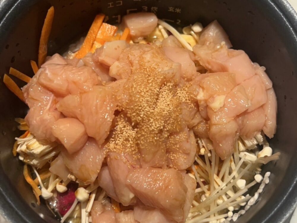 炊飯器に胸肉、しめじ、にんじんなどを詰め込んで炊き込みご飯を作る その時の仕込みの写真