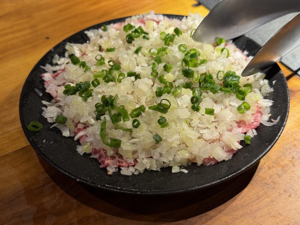 吉祥寺にある"焼肉ちゃんぷ"のタン刺しの写真