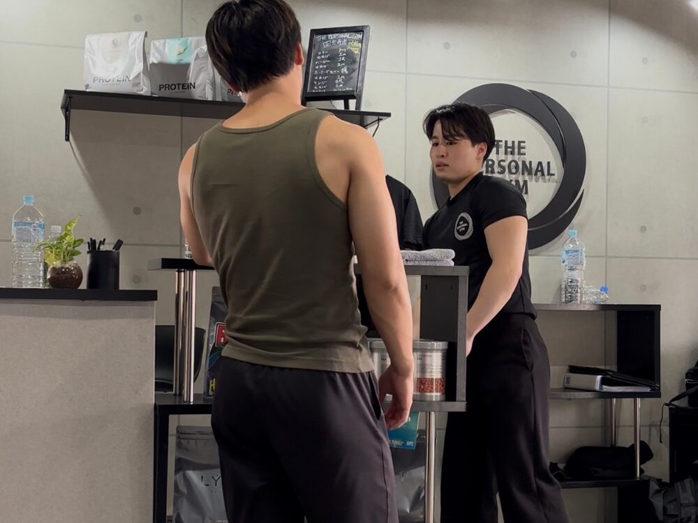 Kさんと前田トレーナーが休憩中に談笑している様子の写真