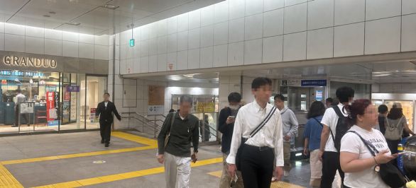 東口の階段を降ります。

