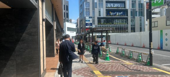階段を降りたら左折します。

