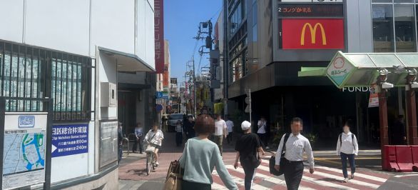 マクドナルドを右手にし、通りを直進します。

