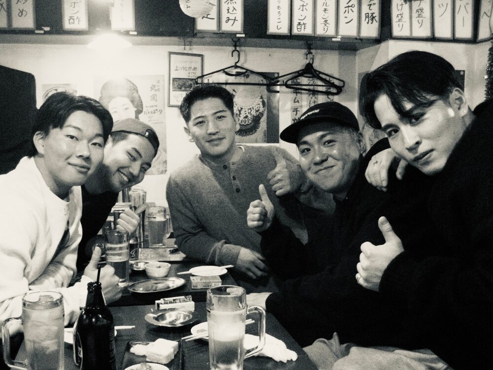 高校の同級生とお酒の場を楽しんでいる写真