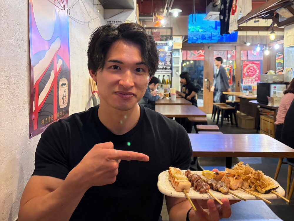 焼き鳥盛り合わせと足立トレーナー