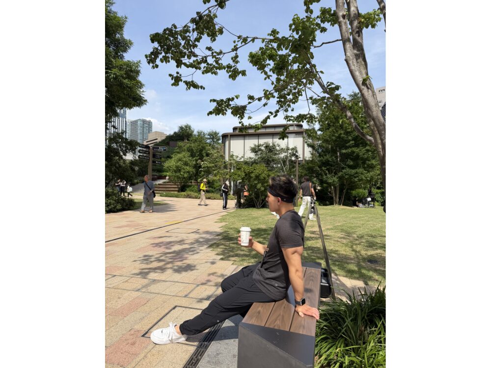 コーヒーを飲んでいる様子