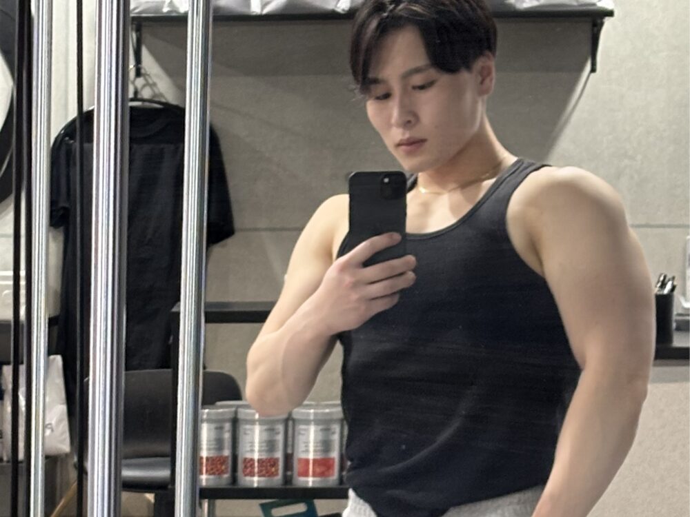 前田トレーナーのタンクトップ姿の写真
