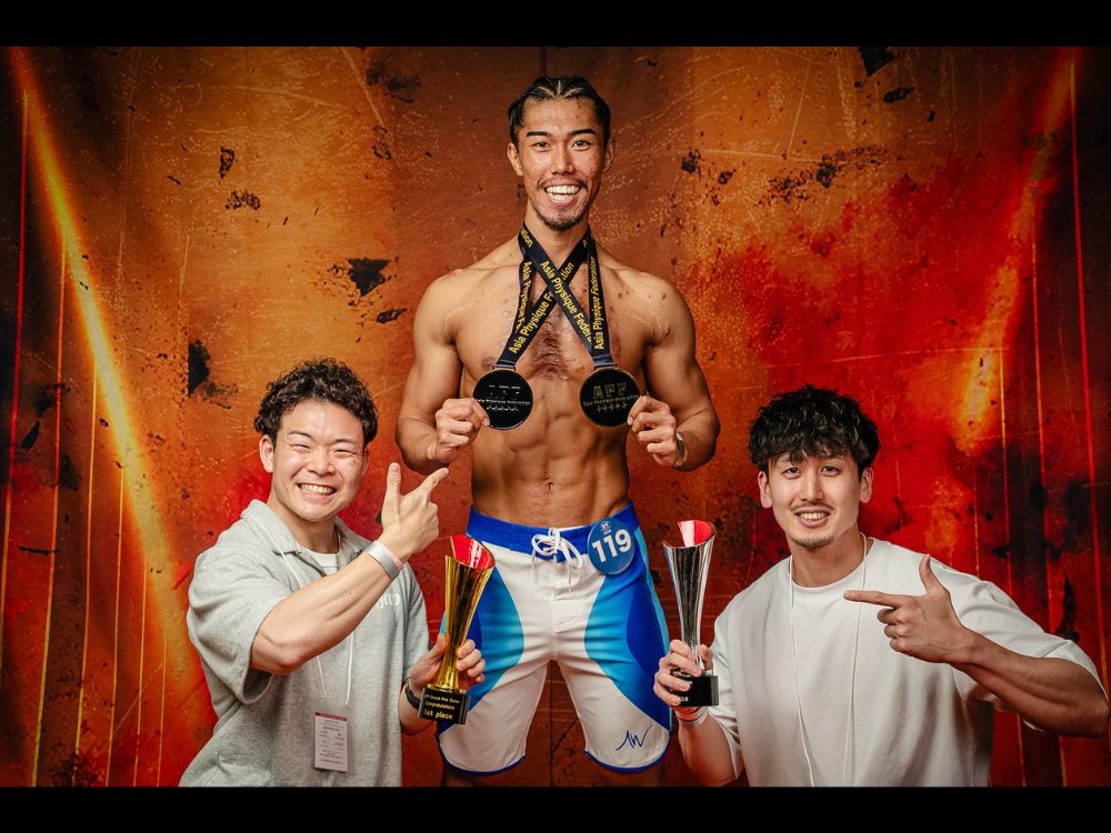 THE PERSONAL GYM大宮店トレーナーがサポートしたAPF GOUKETSU２０２６入賞時の記念写真
