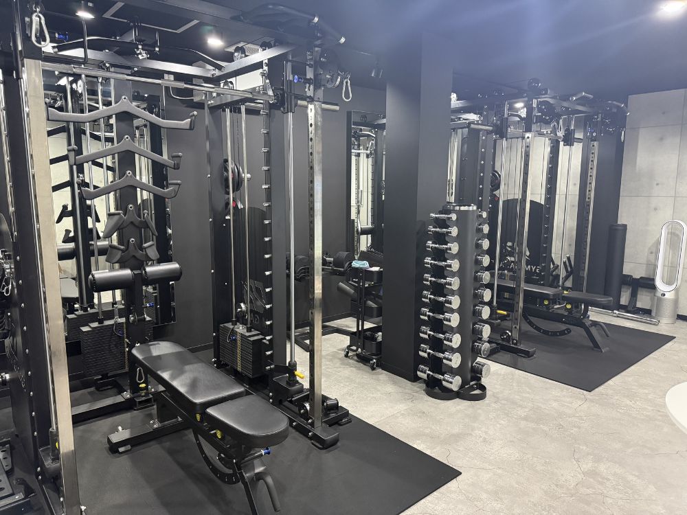 大宮駅近くのTHE PERSONAL GYM大宮店のトレーニングエリアとジム内の様子
