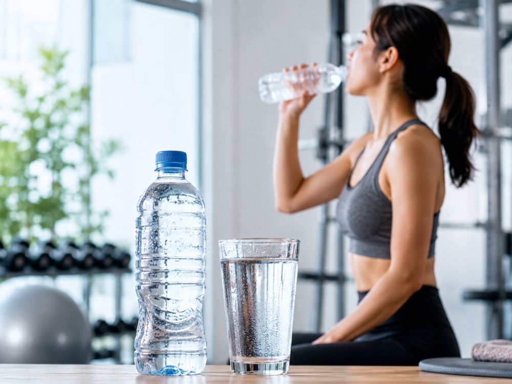 水を飲む女性