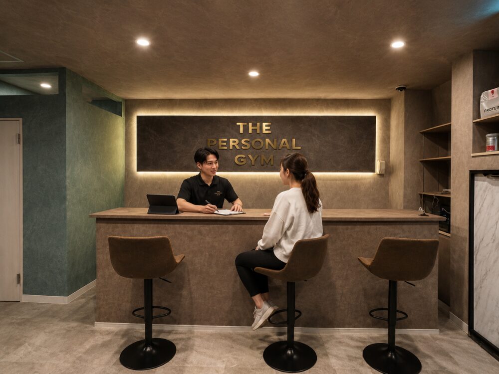 THE PERSONAL GYM蒲田店でパーソナルトレーナーがお客様をカウンセリングしているイメージ画像