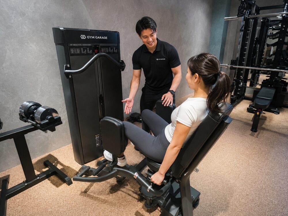 THE PERSONAL GYM蒲田店でトレーナーがお客様にトレーニング指導をしているイメージ画像