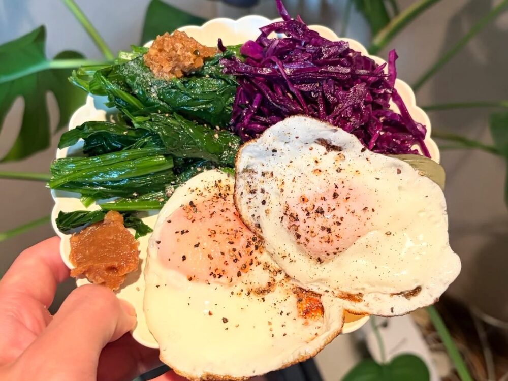 目玉焼きや野菜など綺麗で健康的な食事の写真