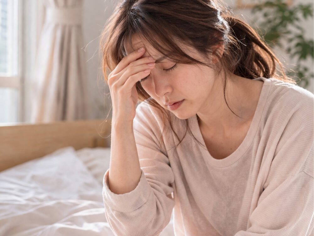 肩こり頭痛に悩む女性