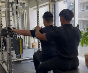 トレーニングを指導している様子