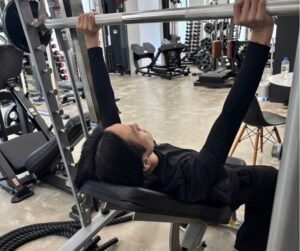 20代男性がインクラインプレスをしている画像