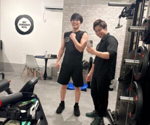 下井草駅・鷺ノ宮駅から通いやすいTHE PERSONAL GYM（ザパーソナルジム）下井草店のお客様とトレーナーの写真