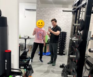 下井草駅・鷺ノ宮駅から通いやすいTHE PERSONAL GYM（ザパーソナルジム）下井草店のお客様とトレーナーの写真