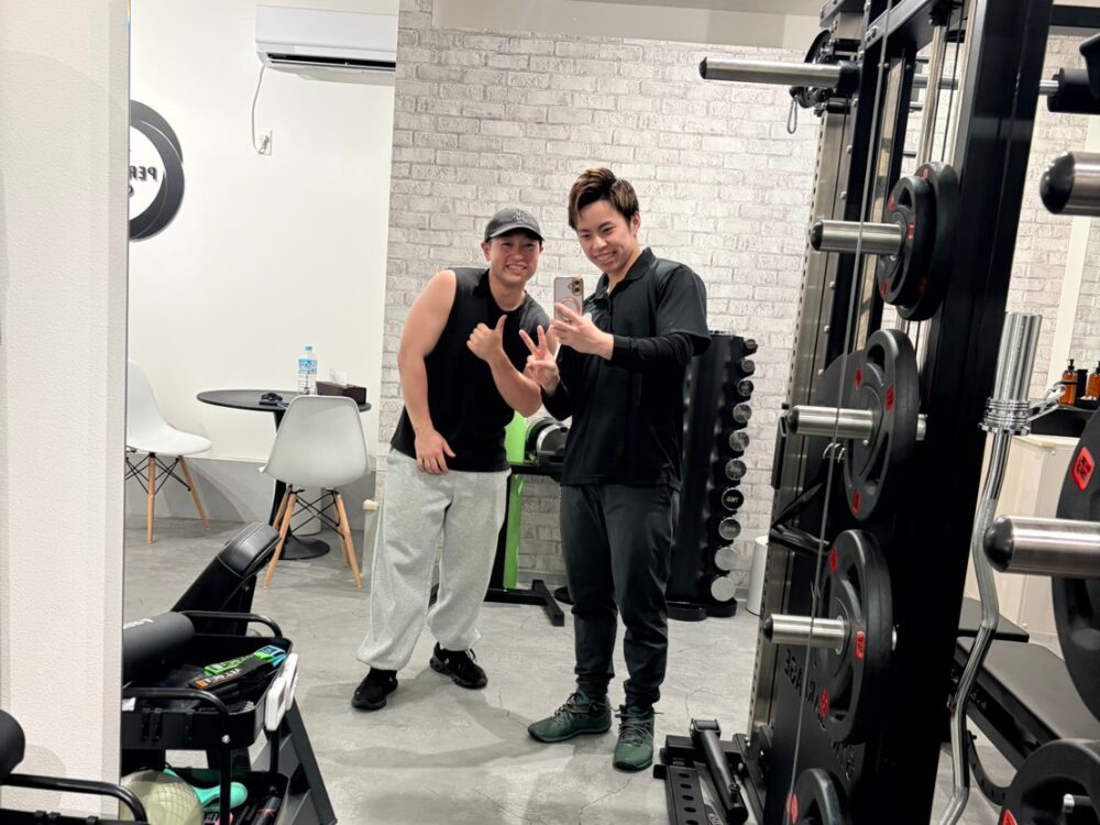 下井草駅・鷺ノ宮駅から通いやすいTHE PERSONAL GYM（ザパーソナルジム）下井草店のお客様とトレーナーの写真
