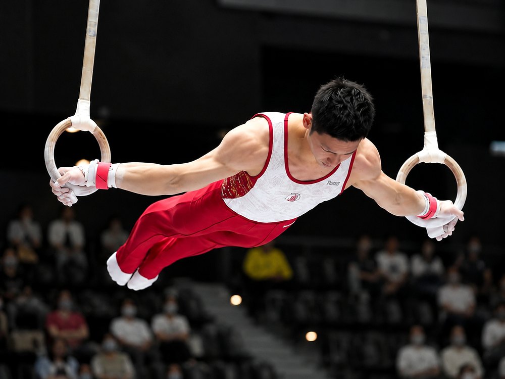 THE PERSONAL GYM 薬院・天神店の大熊将司トレーナーが体操競技のつり輪で演技している様子