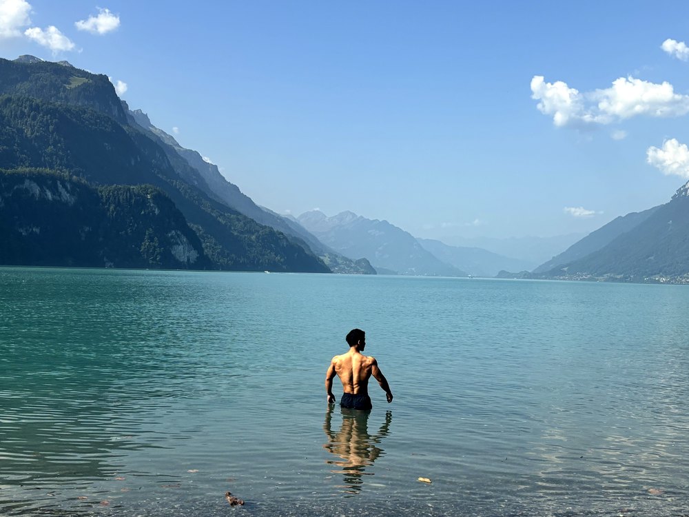 薬院で理想の身体づくりを始めるイメージとして湖と山を背景にしたライフスタイル写真