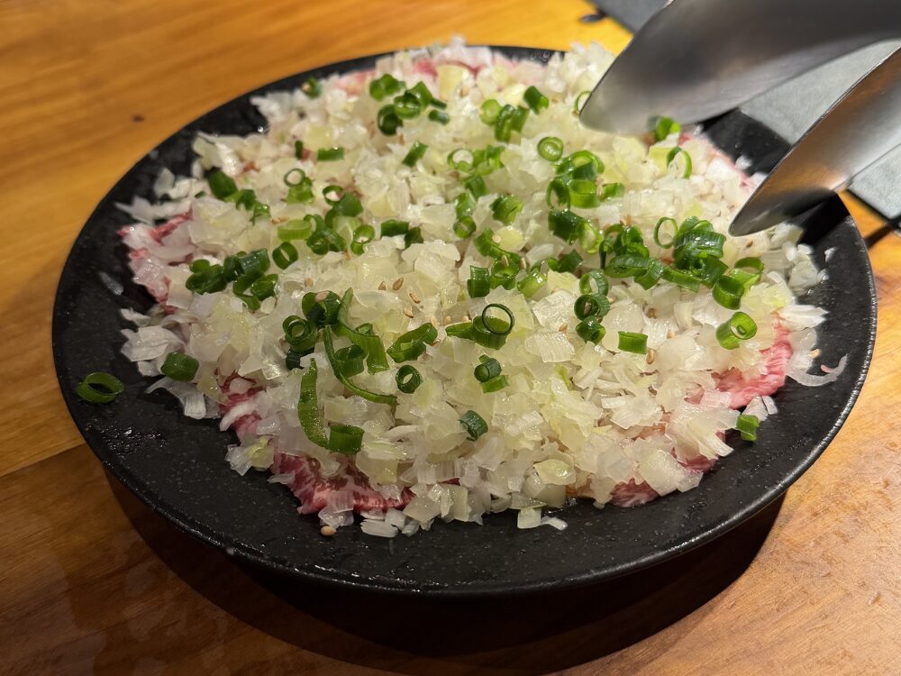 美味しそうな焼肉屋のネギ塩タンの写真。