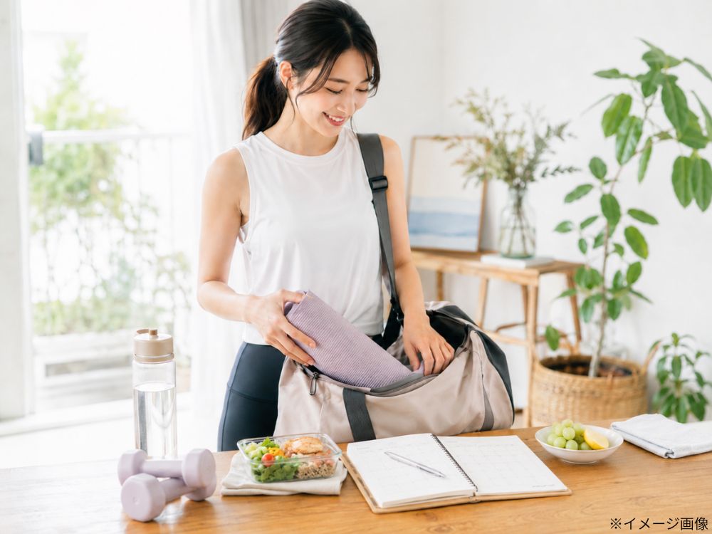 運動の準備をする女性画像