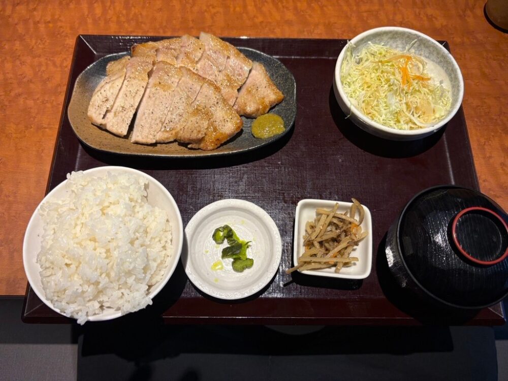 豚のロース定食の写真