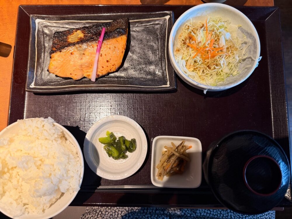 鮭の西京焼き定食の写真