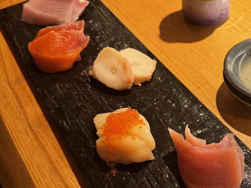 裏国分寺うさぎ亭の刺身7種盛り合わせの写真。