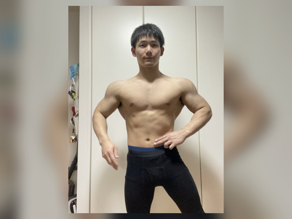 減量開始時の大熊トレーナー。2026年3月1日、体重70kg・体脂肪率17％。元写真全体が見える構図