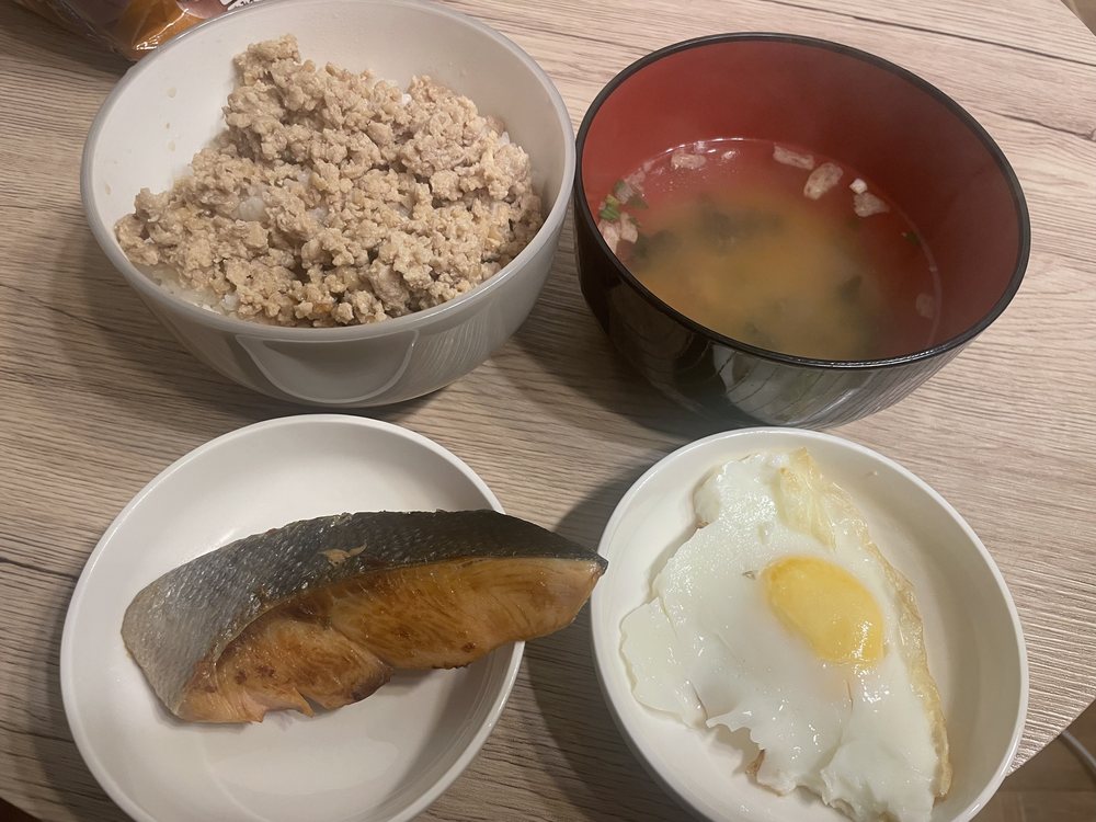 減量中に大熊トレーナーが食べていた鮭、ご飯、味噌汁、目玉焼きの食事