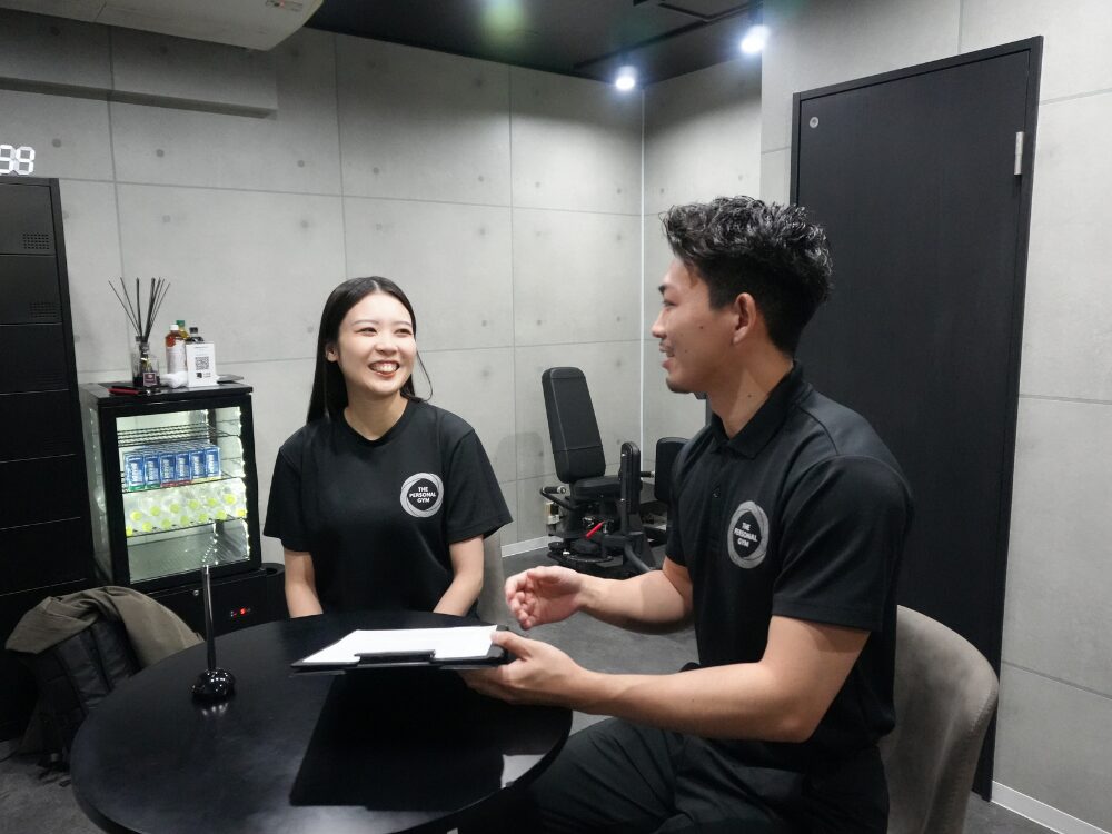 お客様とトレーナーが会話している