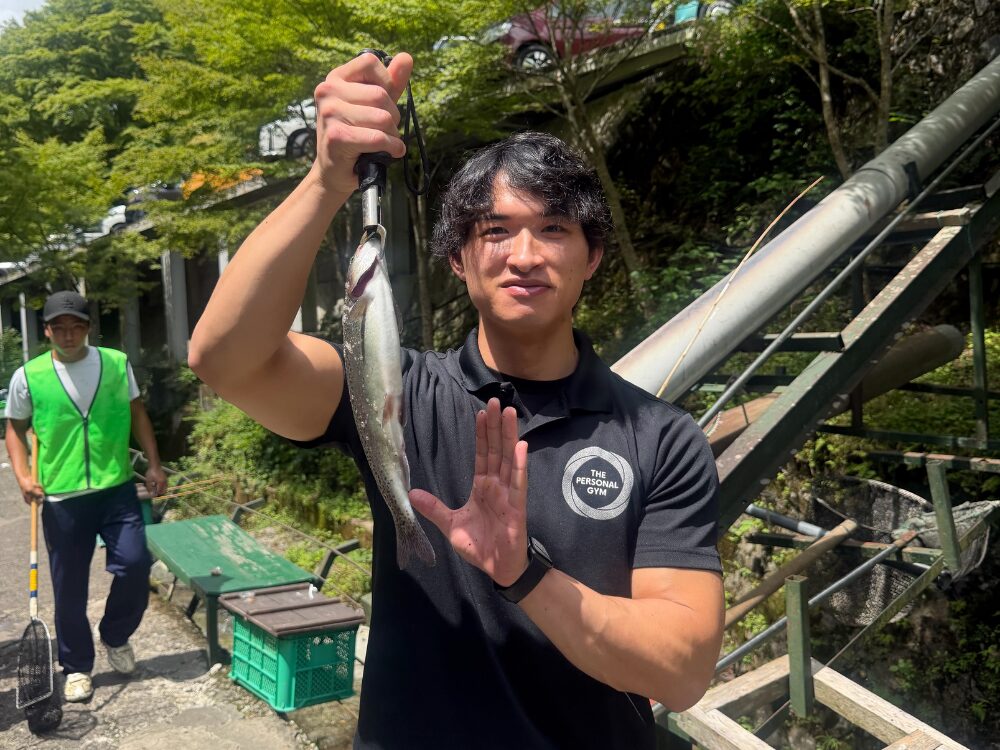 足立トレーナーとニジマス