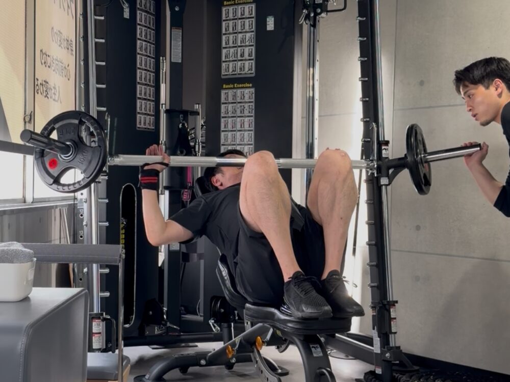 THE PERSONAL GYM (ザ パーソナル ジム)国分寺店の40代のお客様のインクラインベンチプレスを行なっている風景
