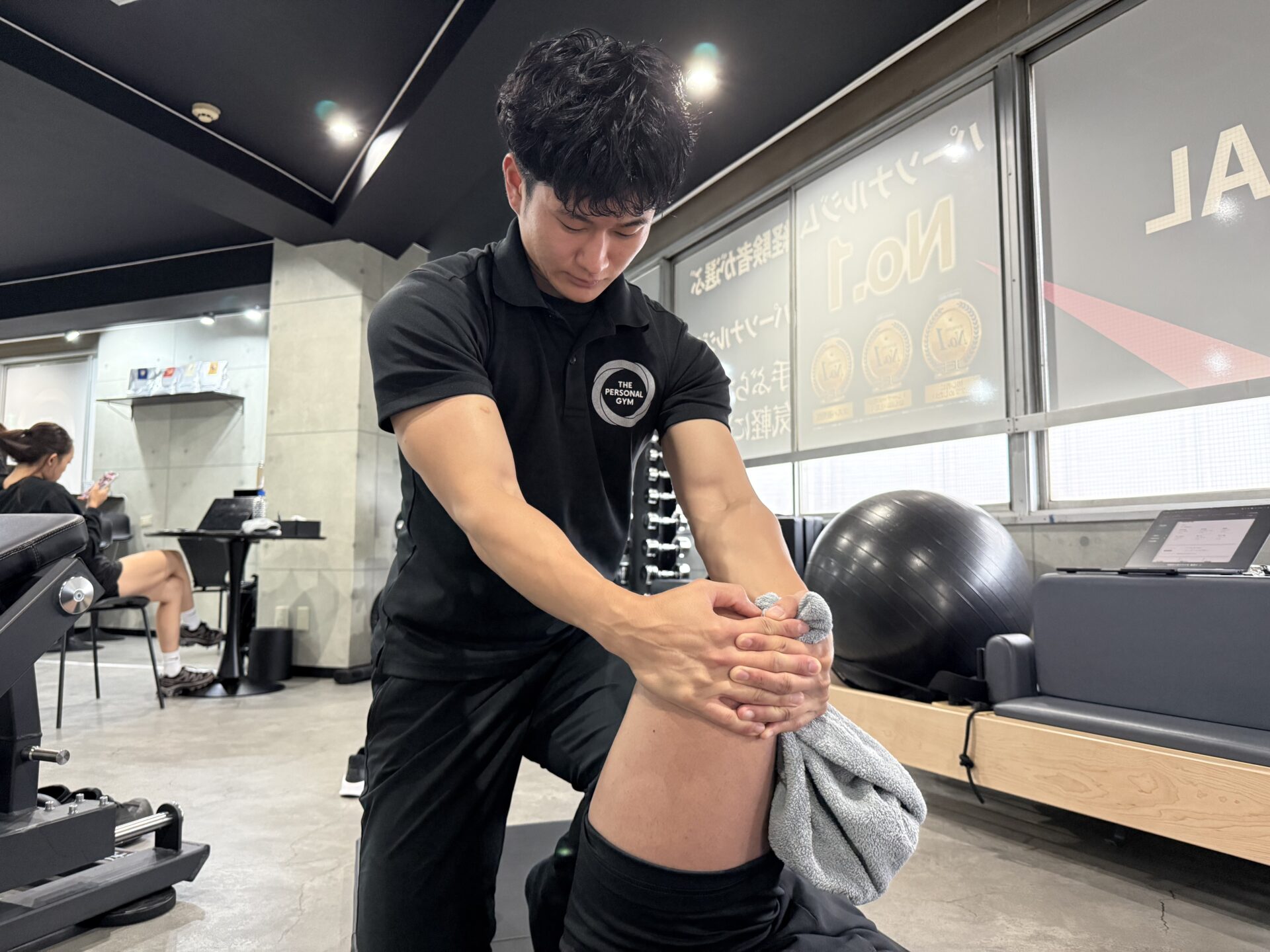 THE PERSONAL GYMあま市甚目寺店で下半身のストレッチを行う様子