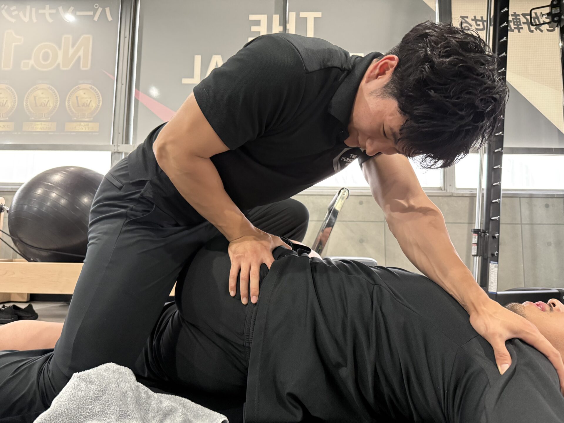 THE PERSONAL GYMあま市甚目寺店で身体の状態を確認しながらストレッチを行う様子