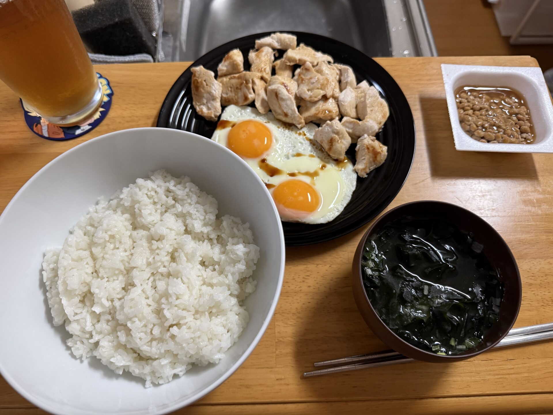 鶏肉と卵と納豆を取り入れた高たんぱくな食事