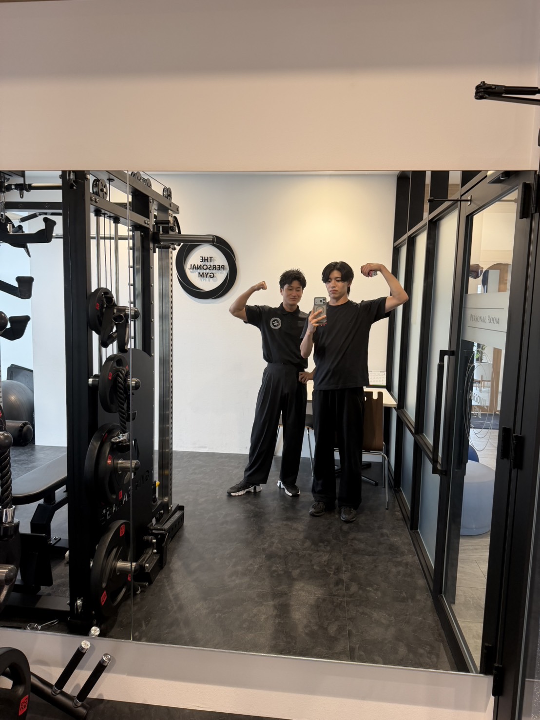 THE PERSONAL GYMあま市甚目寺店でトレーナーと一緒に継続する様子