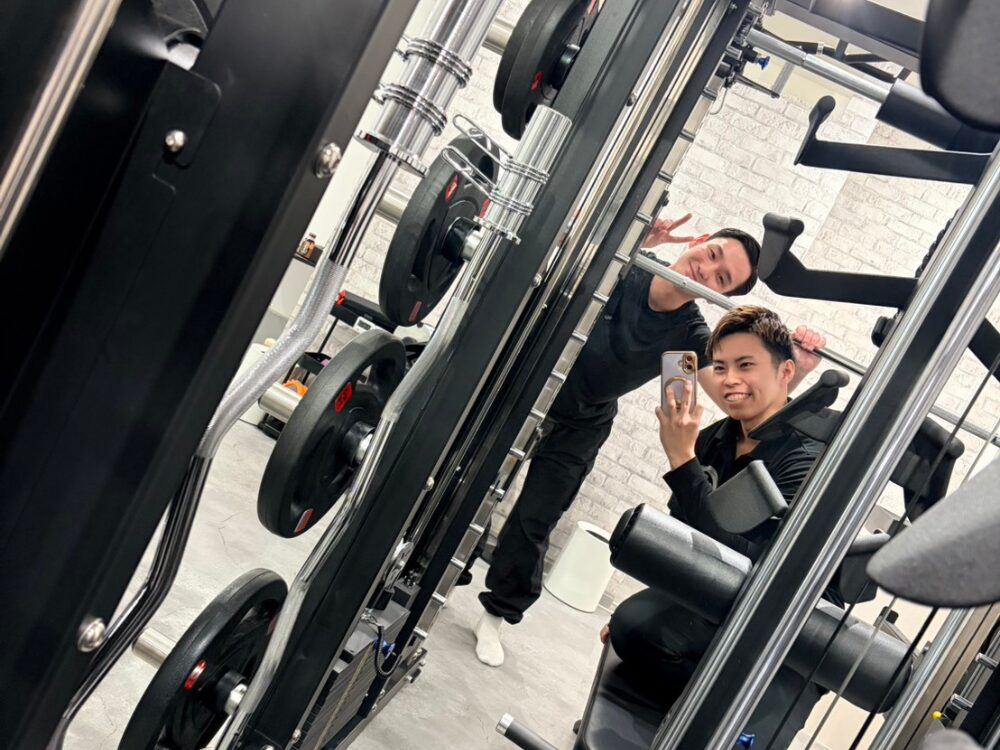 下井草駅・鷺ノ宮駅から通いやすいTHE PERSONAL GYM（ザパーソナルジム）下井草店のお客様とトレーナーの写真