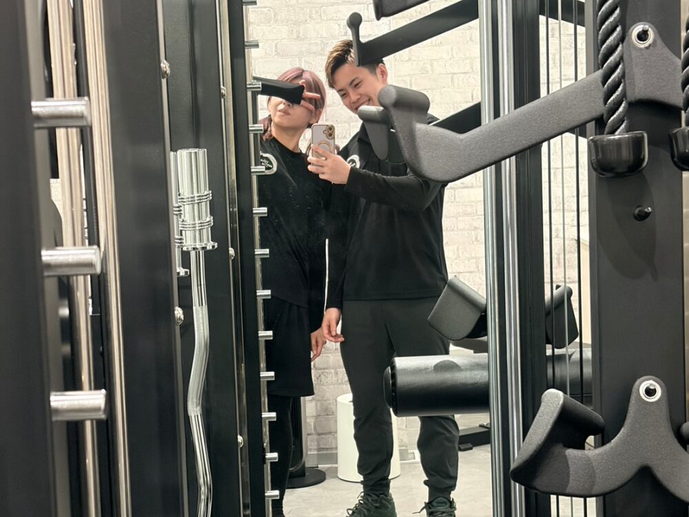 下井草駅・鷺ノ宮駅から通いやすいTHE PERSONAL GYM（ザパーソナルジム）下井草店のお客様とトレーナーの写真