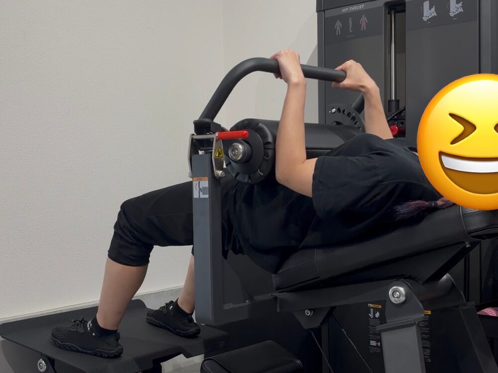下井草駅・鷺ノ宮駅から通いやすいTHE PERSONAL GYM（ザパーソナルジム）下井草店のお客様がヒップスラストでお尻の筋肉を鍛えている写真