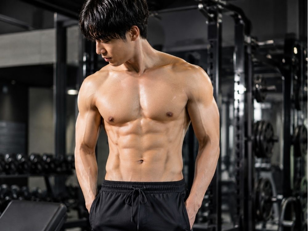 腹筋が割れている男性