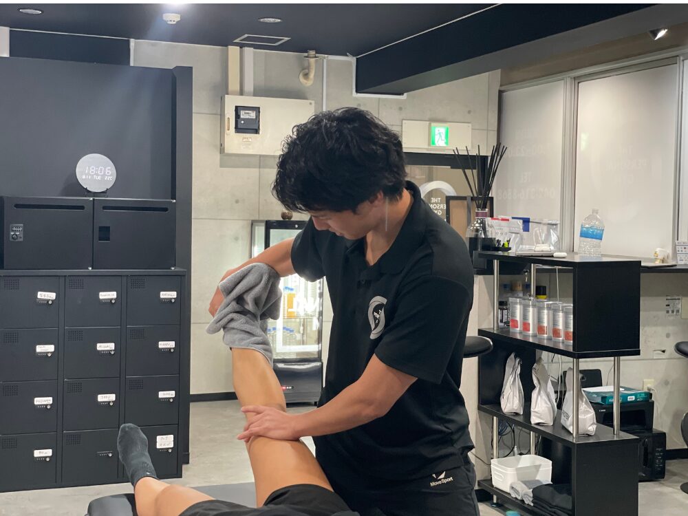 ふくらはぎのストレッチをしている様子