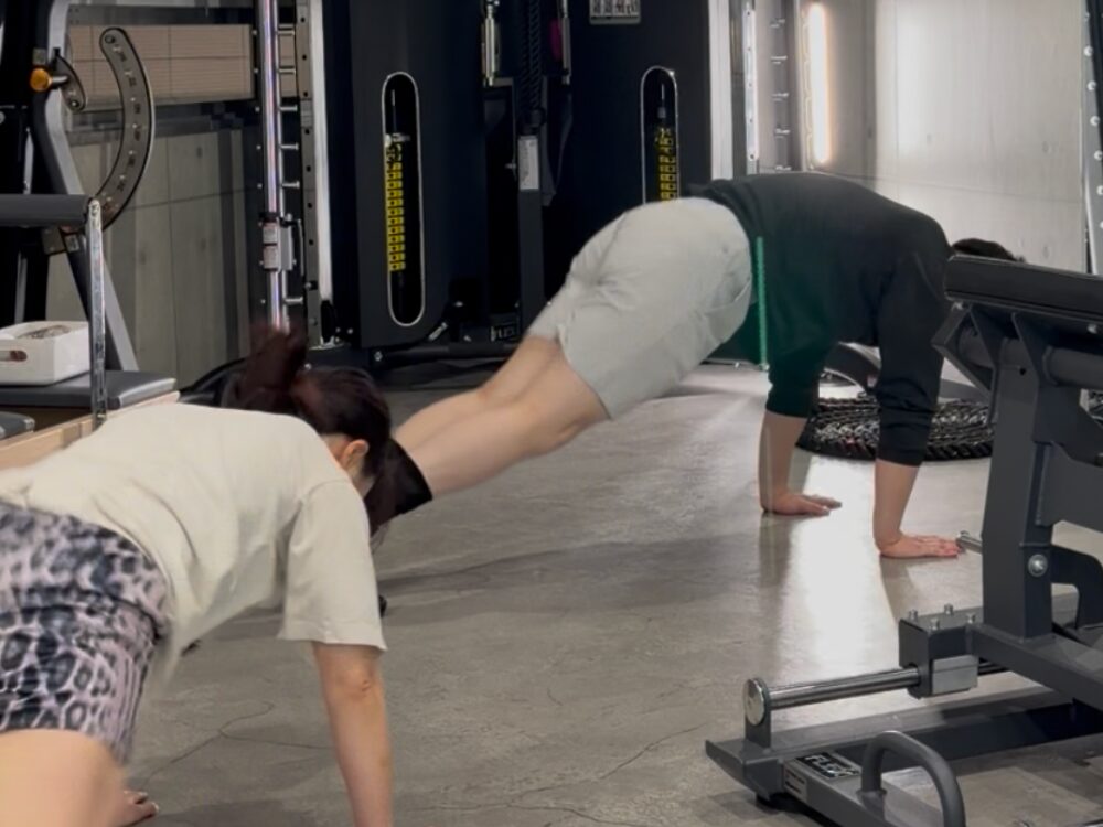 THE PERSONAL GYM (ザ パーソナル ジム)国分寺店で腕立てしている写真