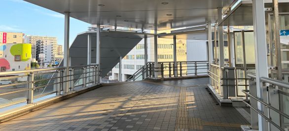 突き当たり左手にある階段を降り、そのまましばらく直進します。
