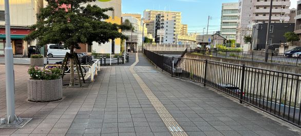 左手にある「レンタル電動自転車の駐輪場」を目印に、細い道をそのまま直進します。
